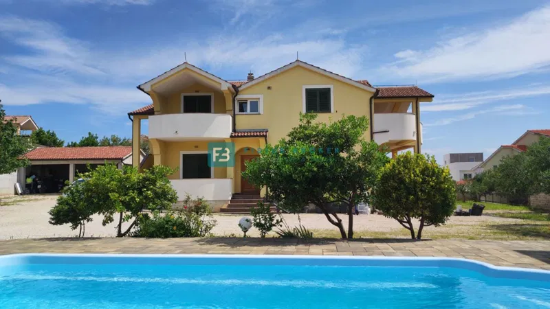 VODICE - Hiša z bazenom in vrtom, garaža, mirna lokacija – 2