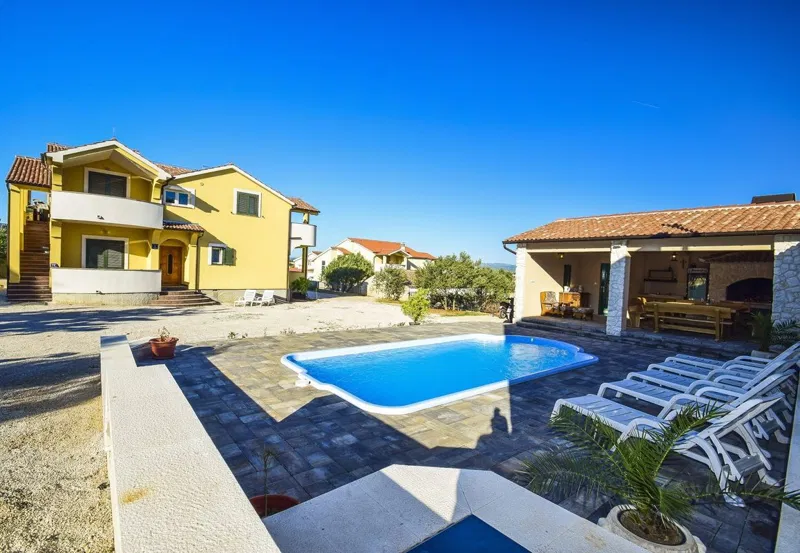 VODICE - Hiša z bazenom in vrtom, garaža, mirna lokacija – 3