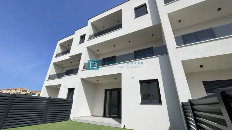 VODICE, Neubau, zweistöckige Wohnung, Garten 35 m2, S3 – 2