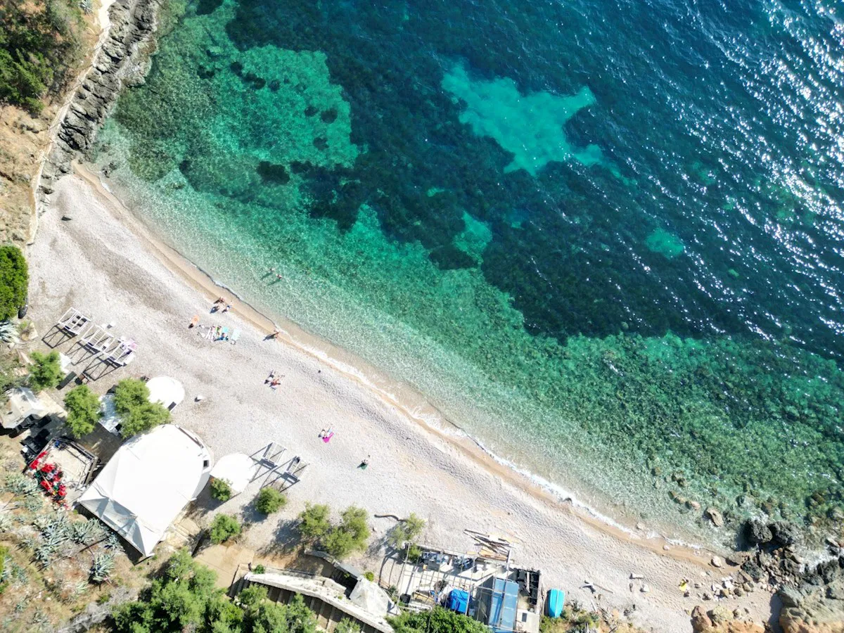 Vis, Komiža - zemljište prvi red uz more 3.765 m2, T3 zona (kampovi)