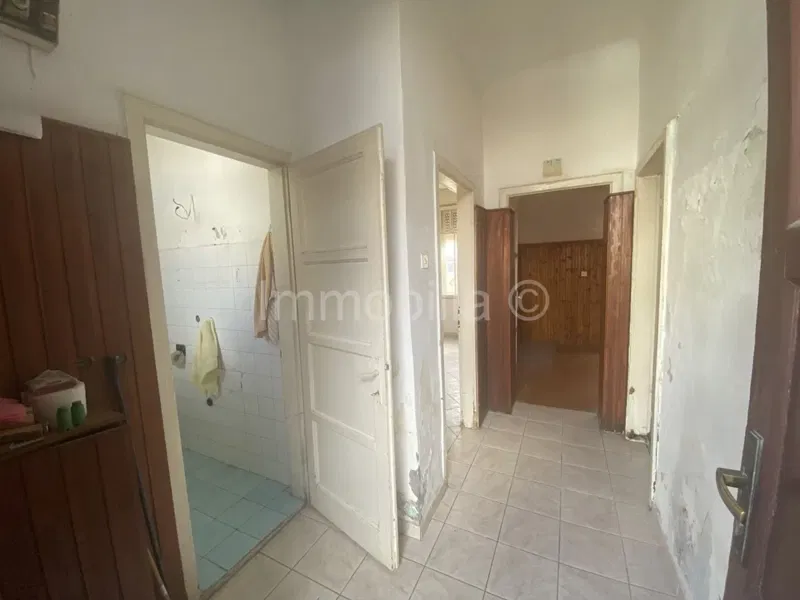 PULA, CENTAR, STAN U ZADARSKOJ ULICI  54 m2, 2 SPAVAĆE SOBE, PRIZEMLJE