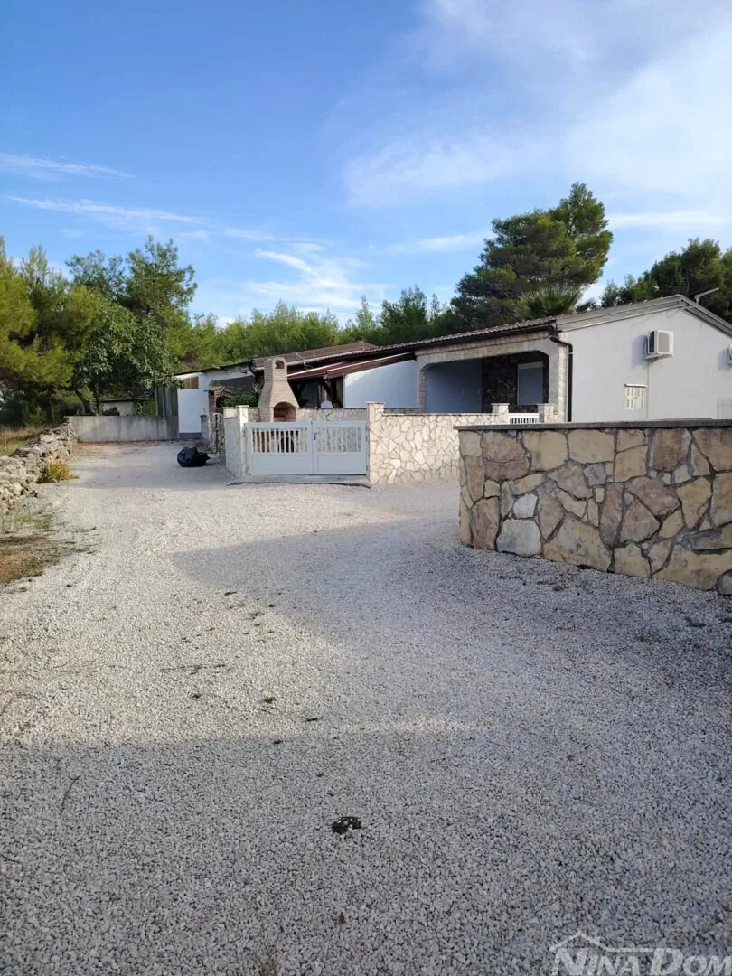 Namješteni apartman 48m² – 1000m od mora, otok Vir