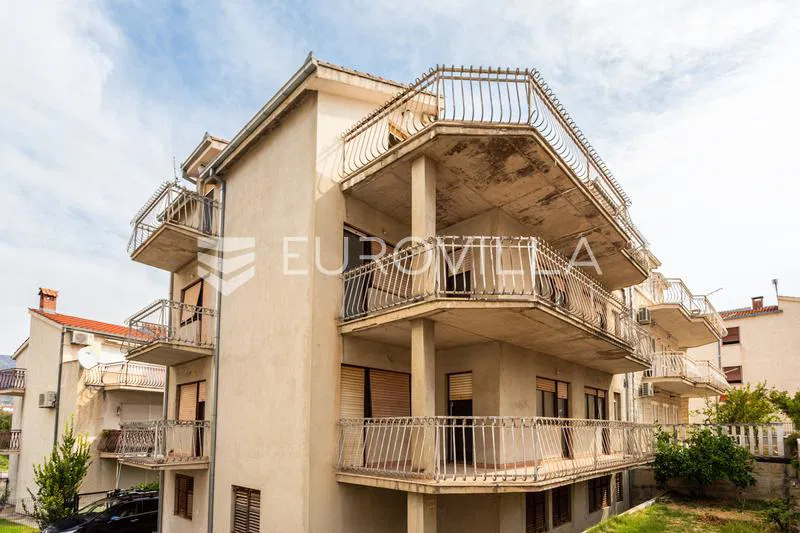 Stobreč, kvalitetno građena kuća s 3 stana ukupne površine 561 m²