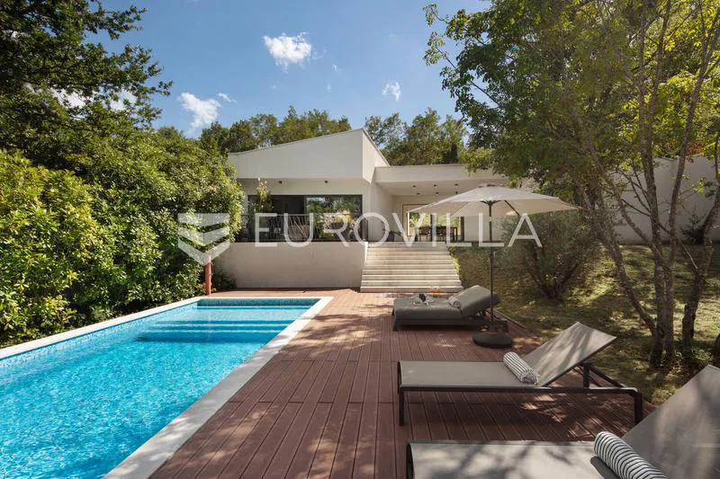 Istra, Kršan, unikatna dizajnerska vila s vlastitom 20 kW fotonaponskom elektranom