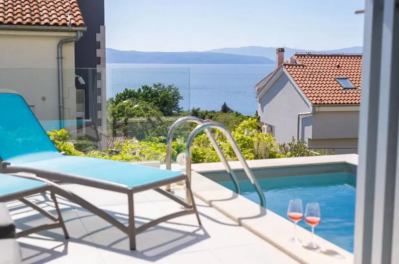 Vrhunski apartman s bazenom i pogledom na more!