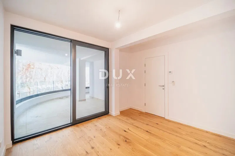 Opatija, centro, appartamento di 4 locali, 165,17 m2, terrazza 55 m2 – 3