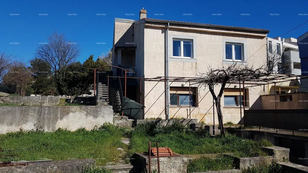 Pula! Ein Haus mit zwei Wohnungen und einem großen Garten.