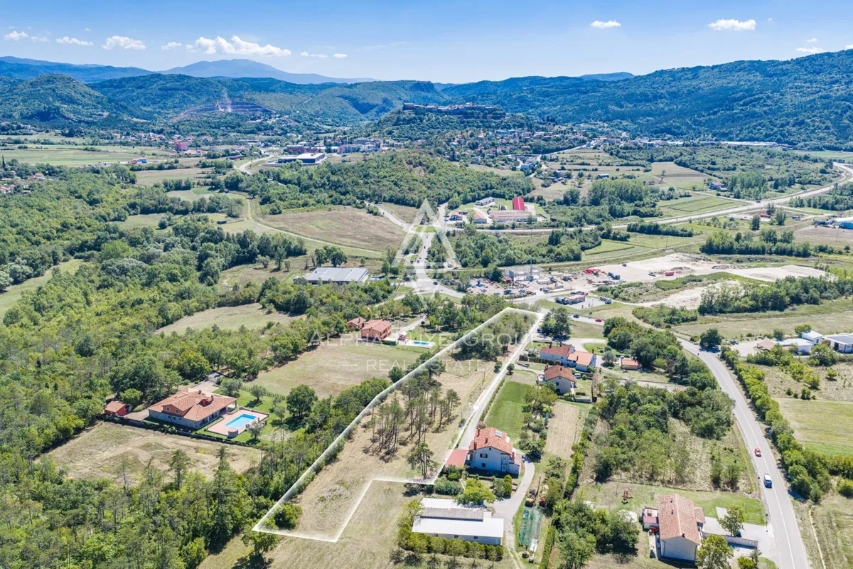 Seltene großflächige Entwicklungsmöglichkeit – Bauland bei Buzet, Istrien