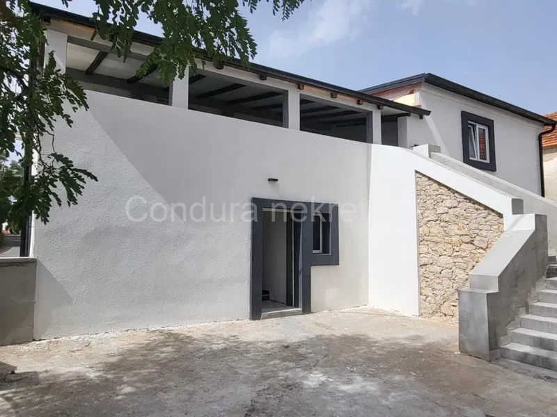 Privlaka - renovirana kuća s 2 stana, 300m od mora