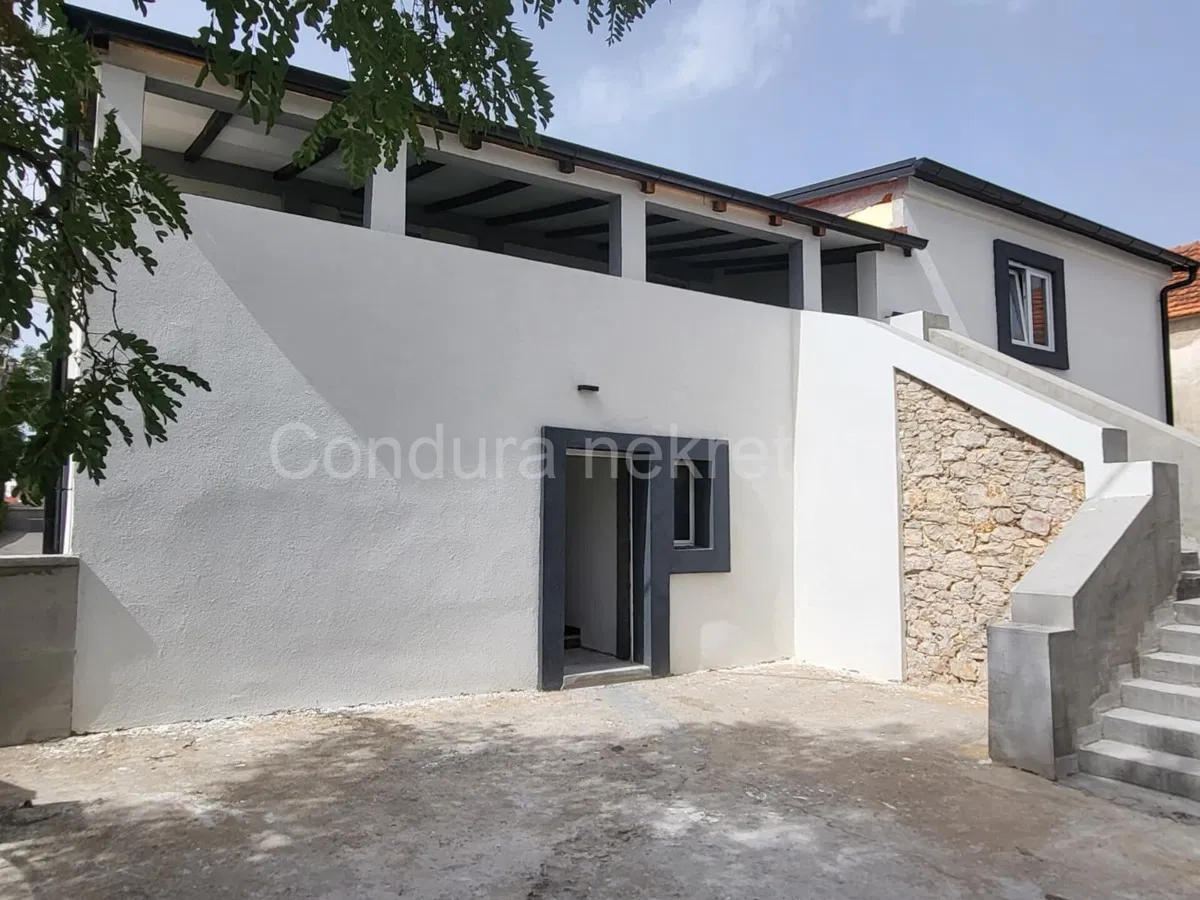 Privlaka - renovirana kuća s 2 stana, 300m od mora