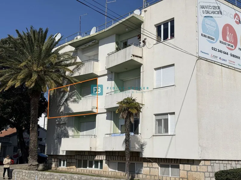 VODICE, center, ob tržnici, pogled na morje – 2