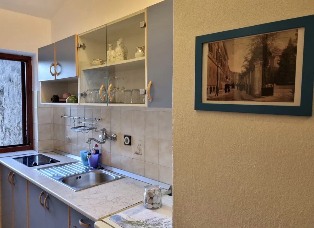 PULA CENTAR – POTPUNO NAMJEŠTEN 1S+DB STAN U ATRAKTIVNOJ PJEŠAČKOJ ZONI!
