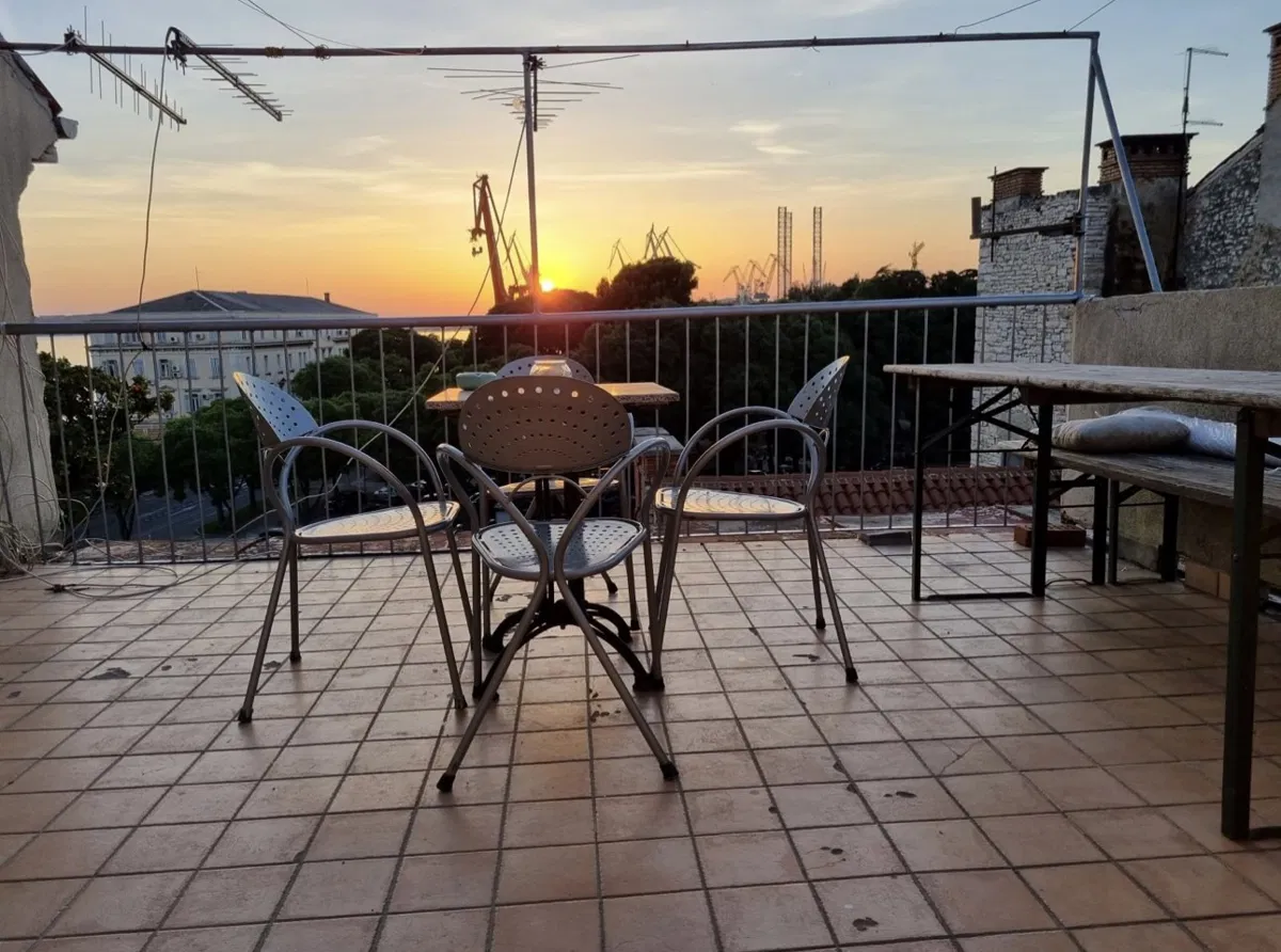 PULA,CENTAR,DVOETAŽNI STAN 65,00 M2,TERASA S POGLEDOM NA MORE!