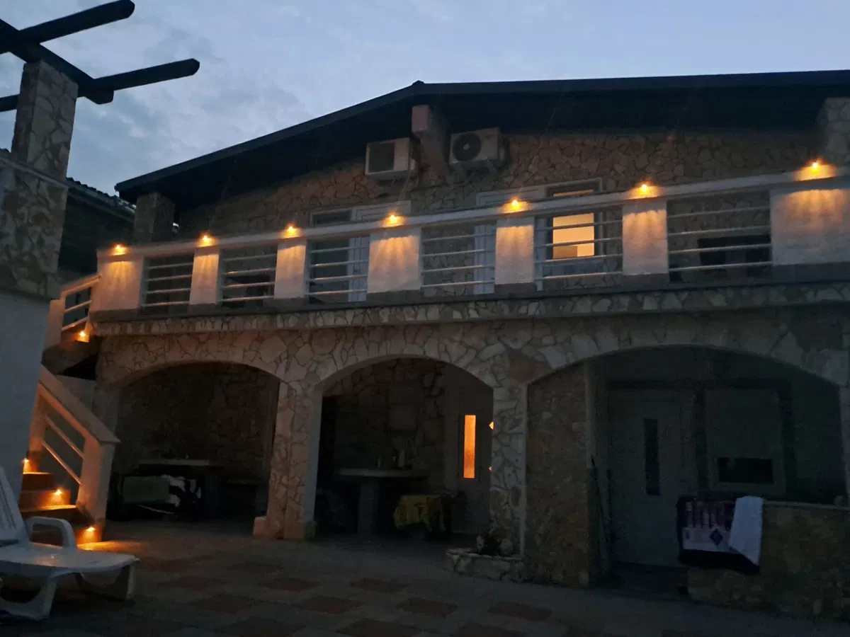 Vir, katnica s 5 apartmana i pomoćnim objektom(270m2), 70 metara do plaže, POGLED