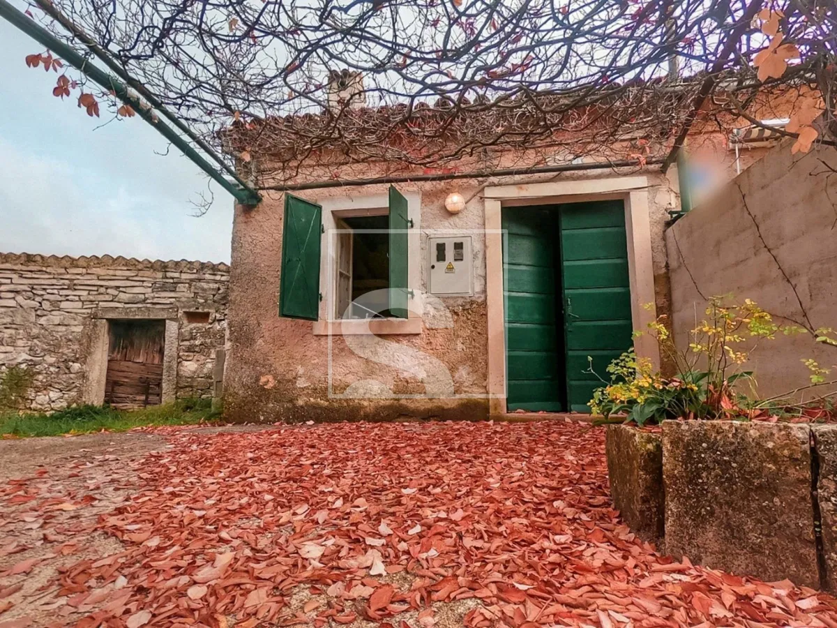 Kamena kuća na građevinskoj parceli od 1919m2 - Rakalj