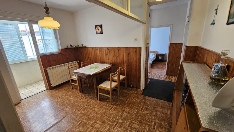 Stan u centru Umaga s terasom prema moru – 2 spavaće sobe