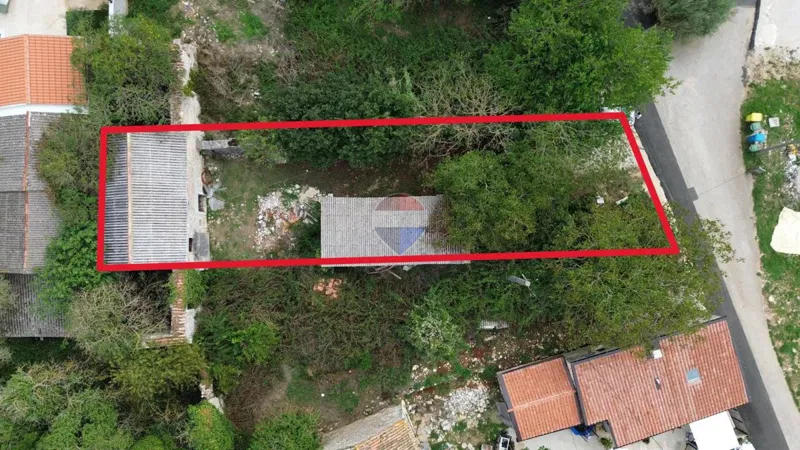 ISTRA – VIŠNJAN – Kameni objekt s dvorištem i potencijalom za obnovu