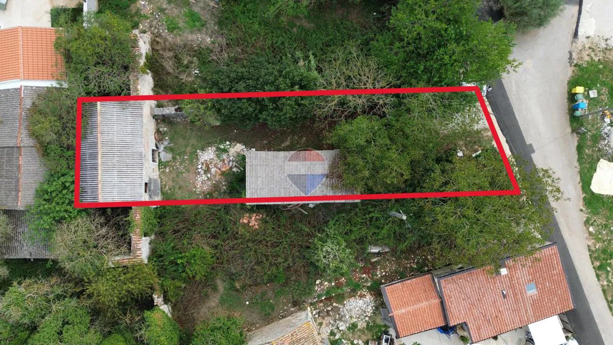 ISTRIA – VIŠNJAN – Immobile in pietra con cortile e potenziale di ristrutturazione