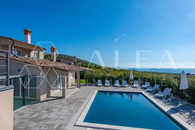 VILLA MIT ZWEI SEPARATEN WOHNUNGEN, POOL UND OFFENEM MEERBLICK