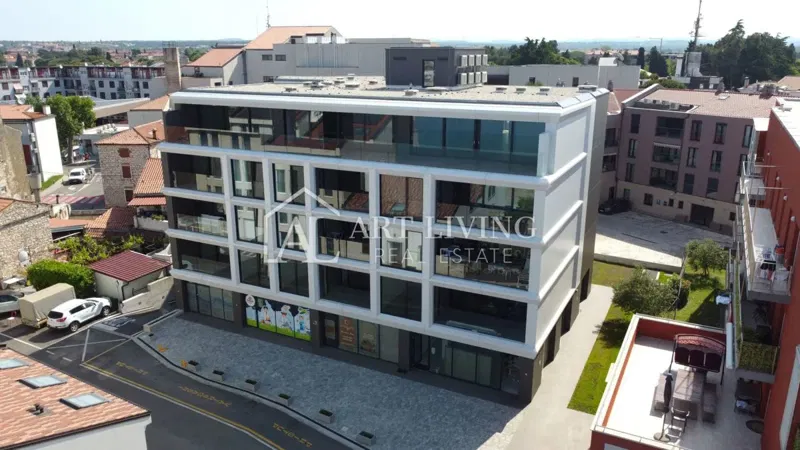 Umag, jedinstven moderan dvosobni stan u centru grada, neposredna blizina mora