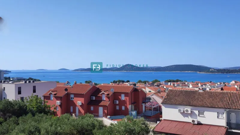 VODICE, novo, 1. kat, panoramski pogled na more, 3 spavaće sobe, lift, ostava – 3