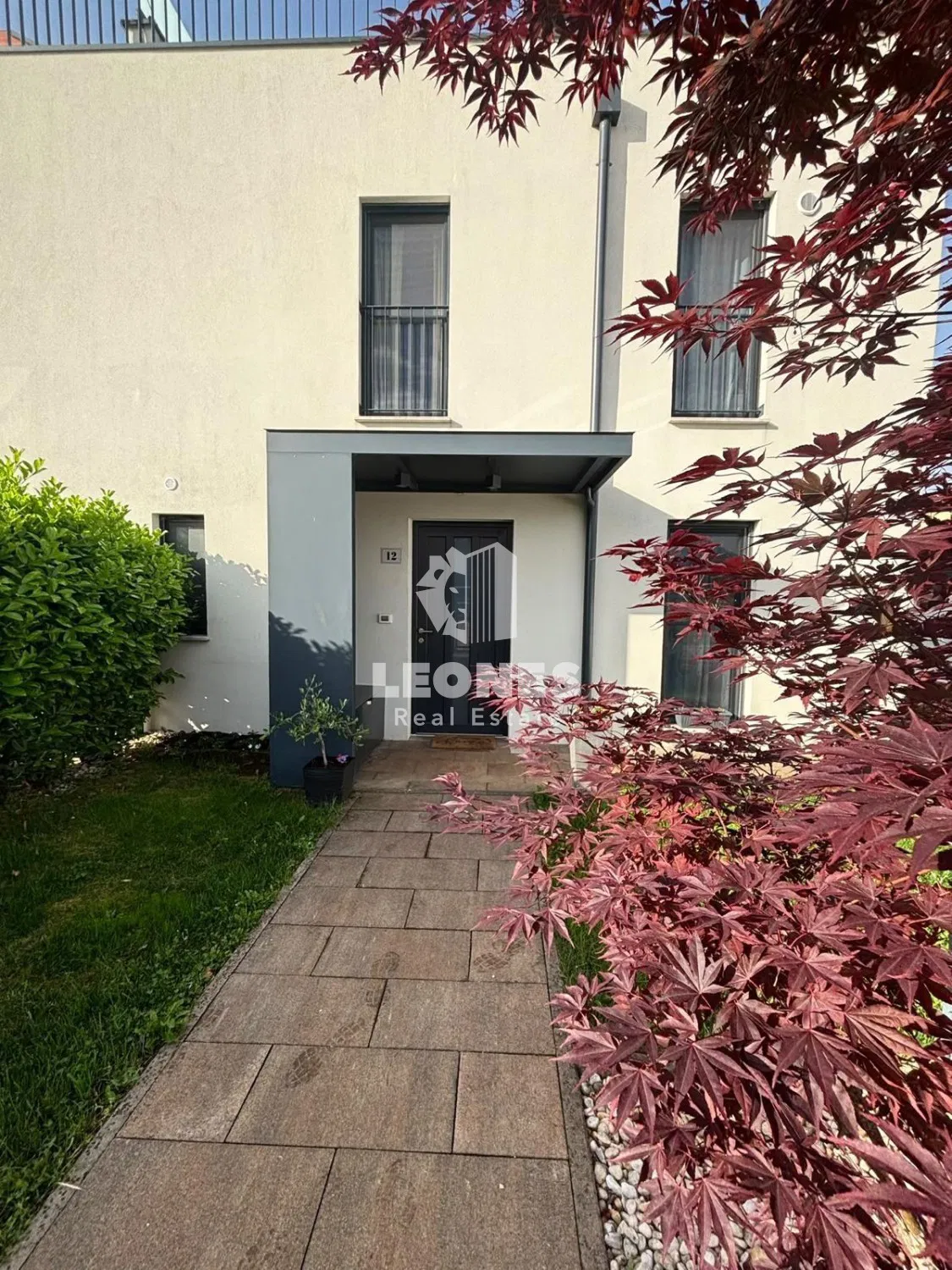 Casa d'angolo in posizione privilegiata, a soli 600 metri dal mare a Novigrad.