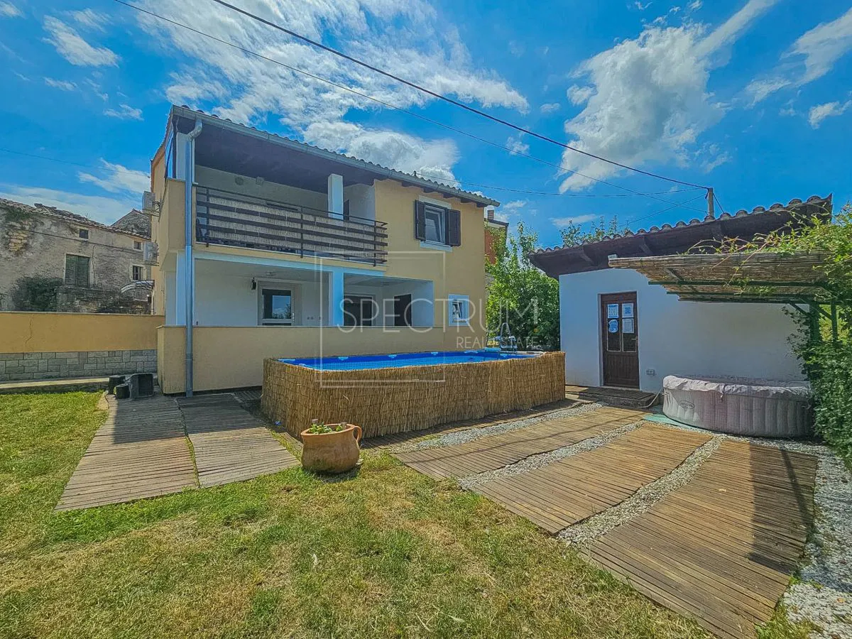Karojba Umgebung, freistehendes Haus mit 2 Wohnungen und Hof