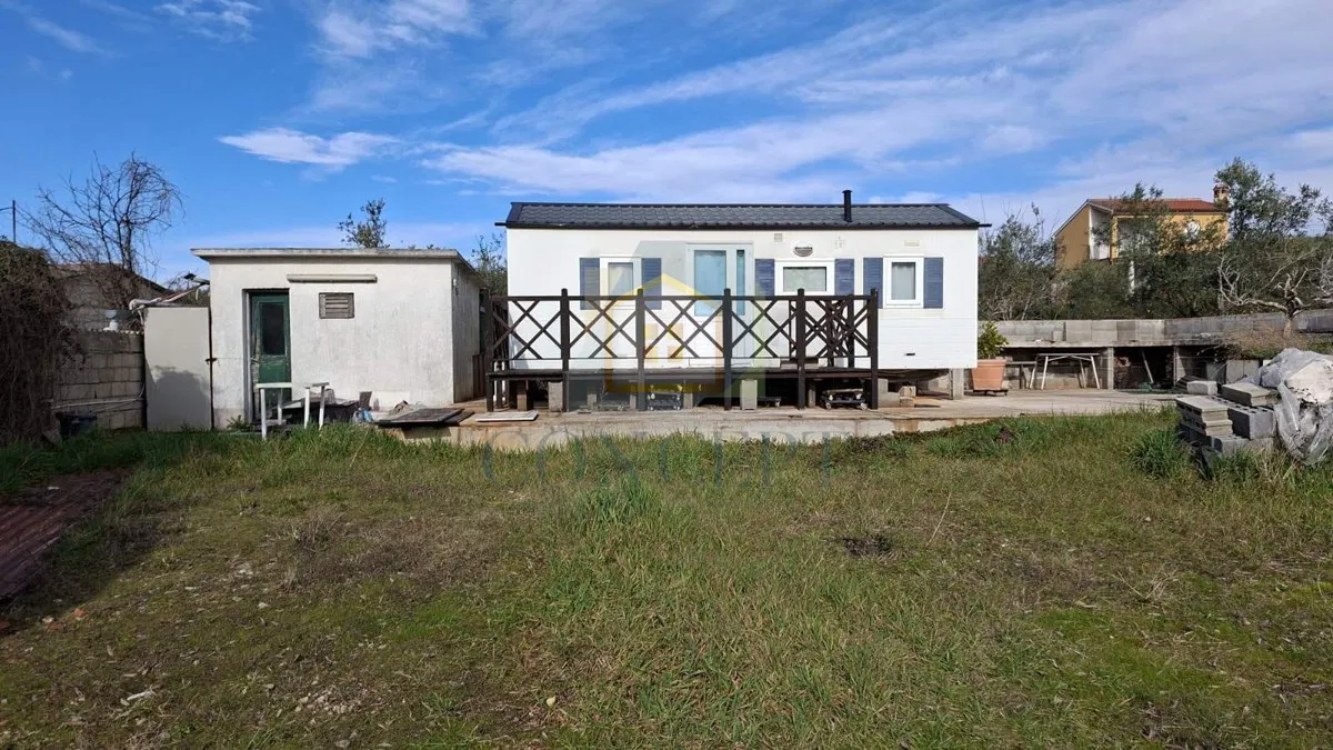 GRAĐEVINSKO ZEMLJIŠTE 907 m² S MONTAŽNOM KUĆOM – KAŠTELIR-LABINCI!