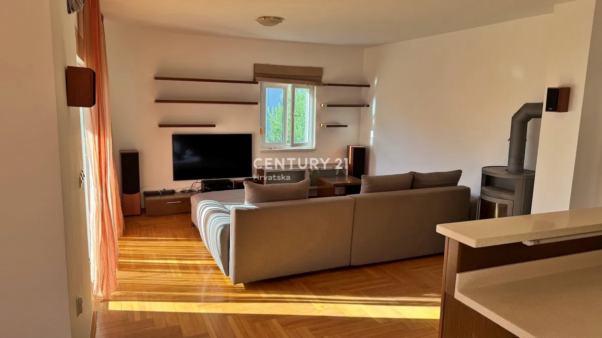 Zadar – stan 2S+DB u prizemlju, 85 m², natkrivena terasa i drvarnica