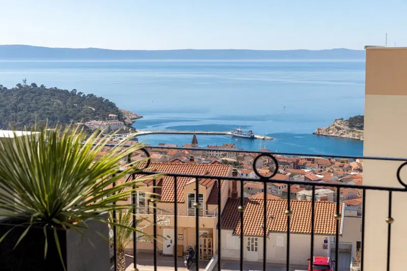 Zweizimmerwohnung mit großer Terrasse und spektakulärem Meerblick MAKARSKA
