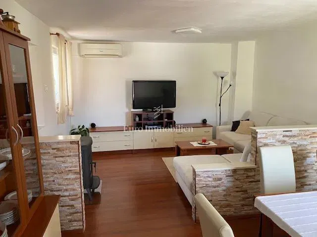 Kostrena – uređena kuća s terasom u blizini mora