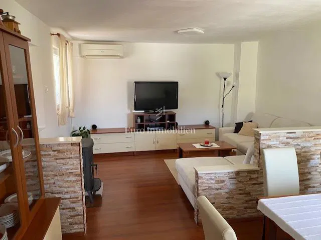 Kostrena – uređena kuća s terasom u blizini mora