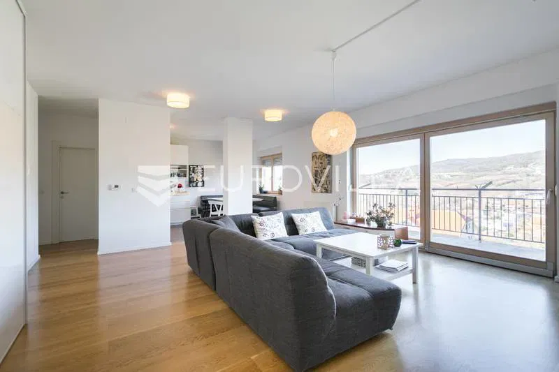 Zagreb, Mikulići, prekrasna obiteljska kuća 325 m²