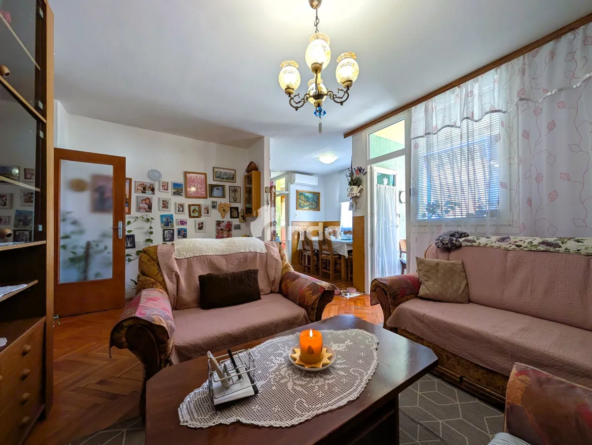 ROVINJ – Geräumige 3-Zimmer-Wohnung mit Wohnzimmer, 92 m², Meerblick, 3. Etage