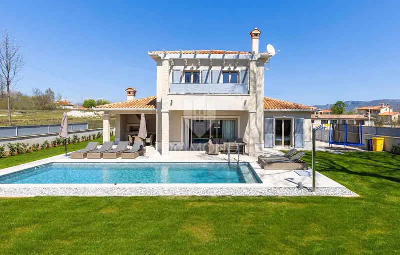 Casa con piscina e giardino – 2