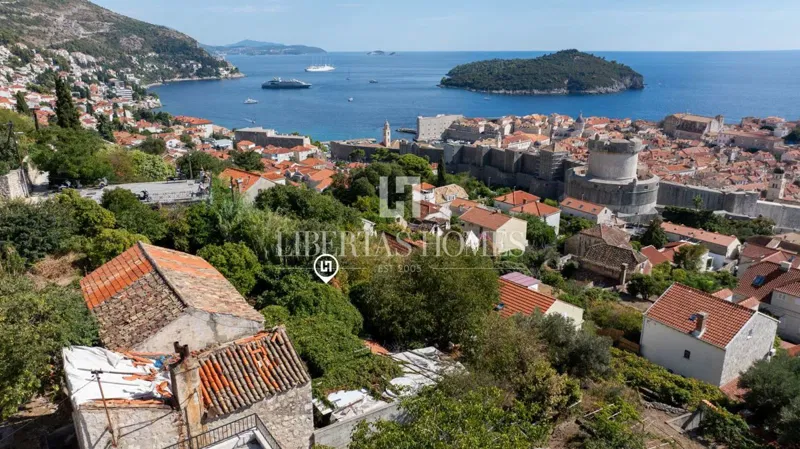 Prodaja atraktivne parcele u Dubrovniku s pogledom na povijesnu jezgru