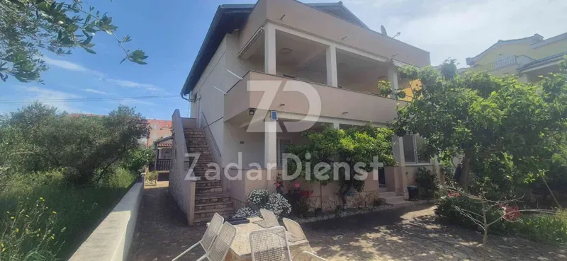 Kuća sa 2 stambene jedinice - drugi red uz more - Turanj