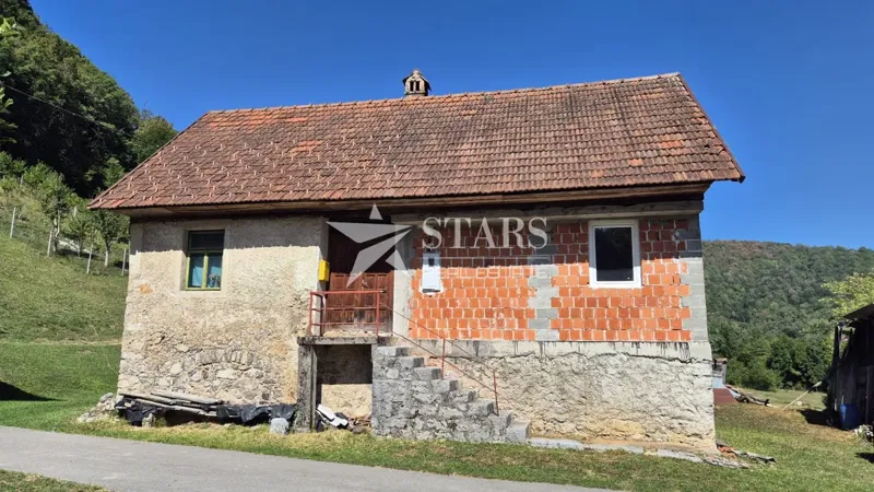 Gorski kotar, Štefanci – Haus mit Nebengebäude und Obstgarten, nahe dem Fluss Kupa