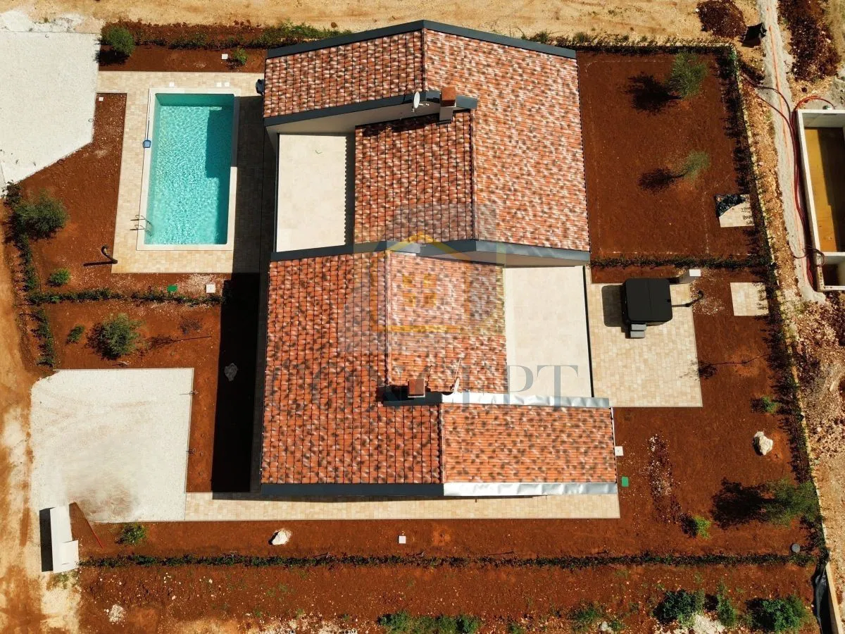 Moderni novoizgrađeni poluodvojeni bungalov s privatnim vrtom i jacuzzijem u blizini Poreča