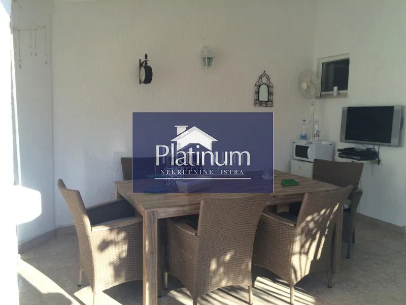 Istra, Barbariga, apartman u prizemlju s okućnicom