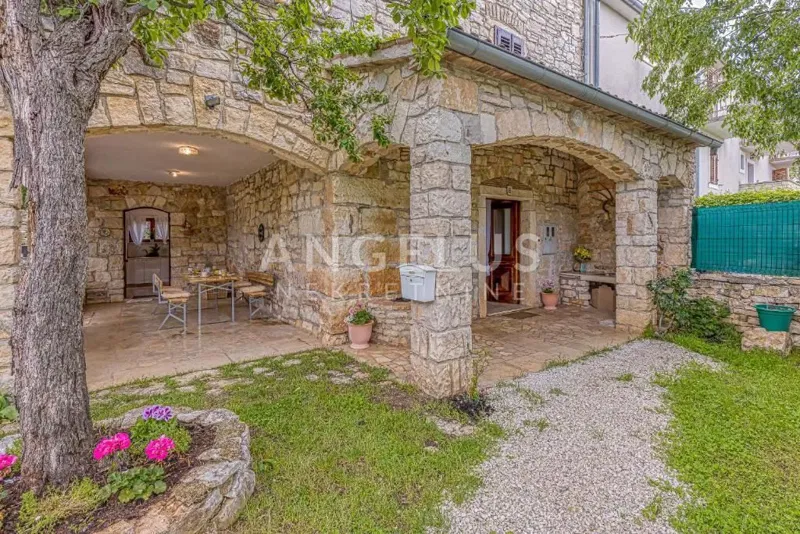 Istra, okolica Rovinja – kamena kuća s vrtom za dugoročni najam, 120m2