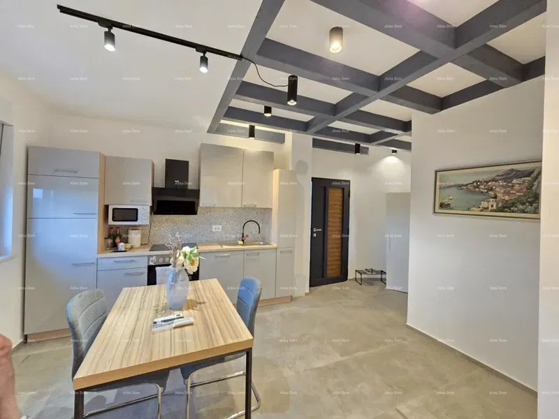 Spacious 6-Room Apartment in Pula, Close to the Center and the Sea, Modern Amenities and Security – 2