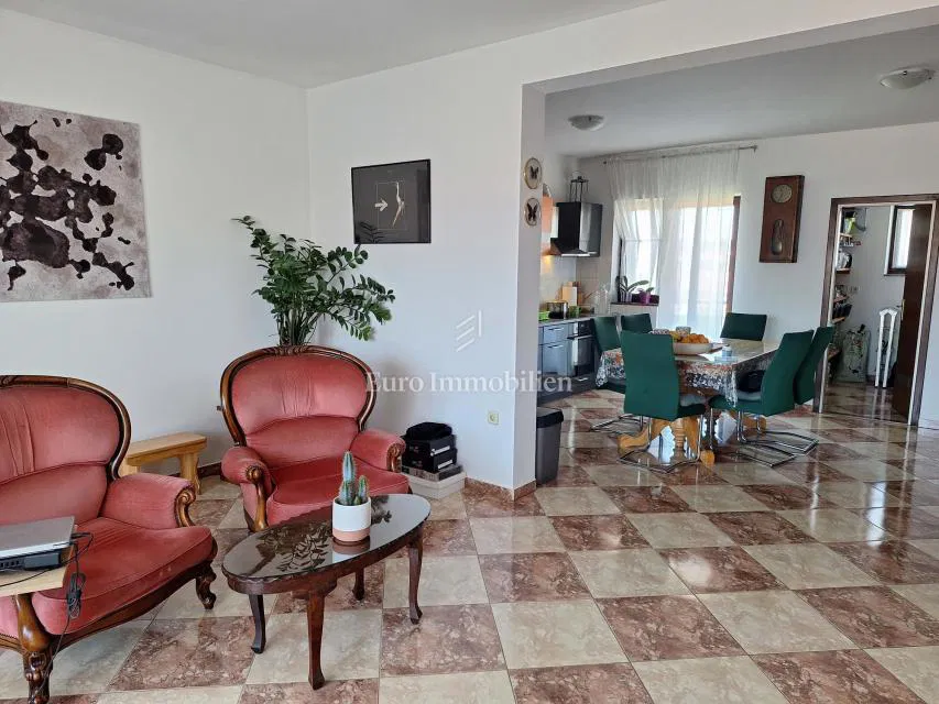 Pola, Valmade – Casa indipendente con spazio commerciale