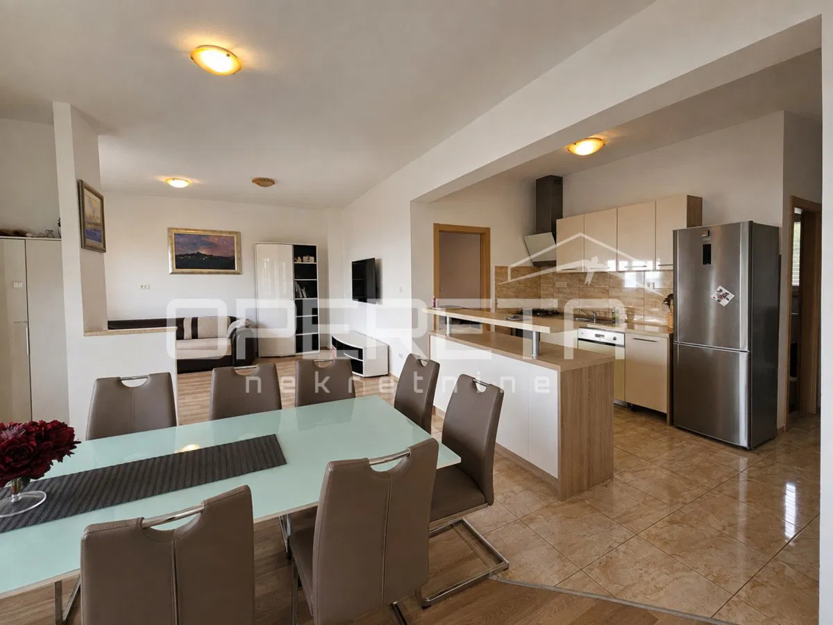 Kaštel Kambelovac, ampio appartamento duplex con tre camere da letto e vista mare