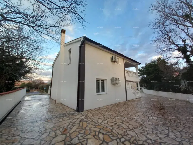 Prodaja kuće s dvije odvojene stambene jedinice i prostranim dvorištem, Šišan!