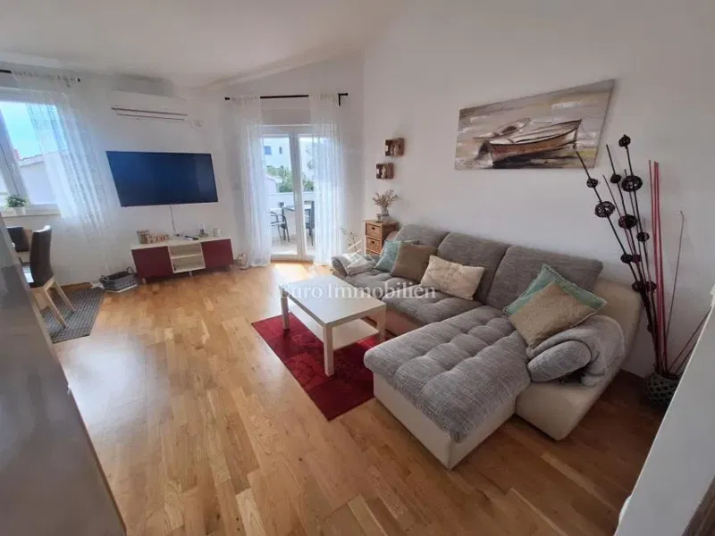 Krk – Möblierte Wohnung mit Garten und 2 Stellplätzen
