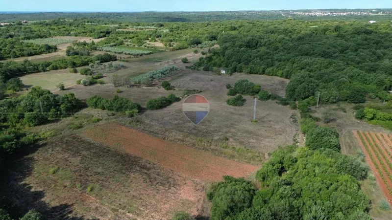 Istra, Krnica, Peruški- negrađevinsko zemljište 8410 m2