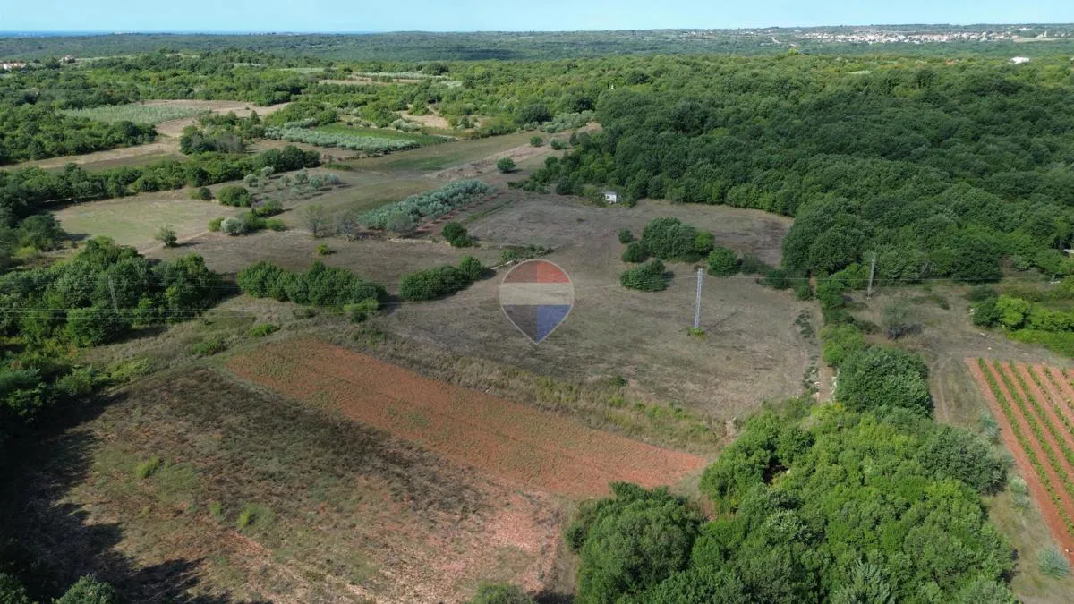 Istra, Krnica, Peruški- negrađevinsko zemljište 8410 m2