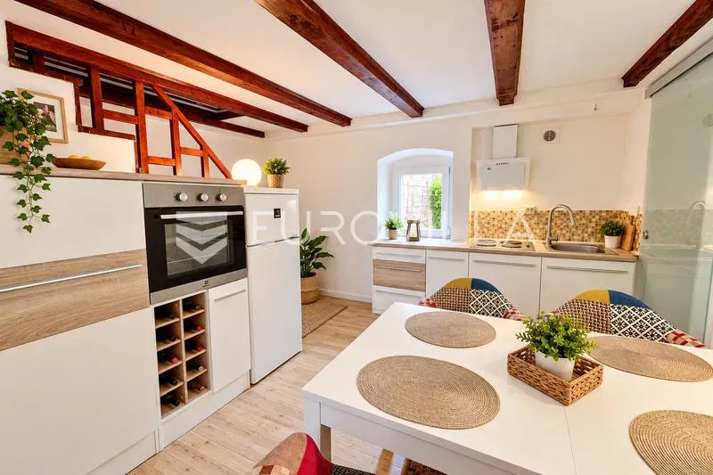Cres, Centar, Dvosoban dvoetažni stan 122 m², samo 50 m od mora