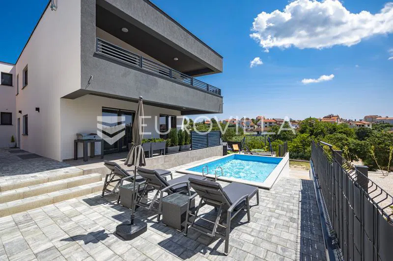 Medulin, luksuzna vila s tri apartmana, pogledom na more i bazenom, blizu plaže